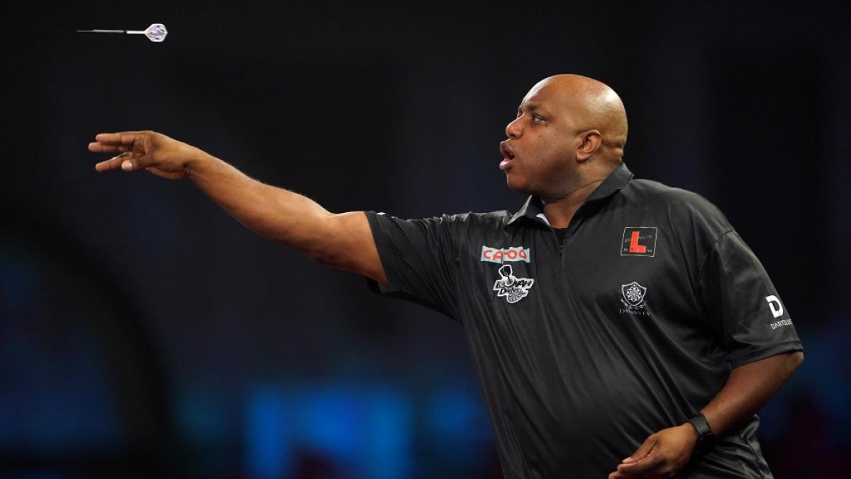 Vom Baseball zu den Darts: Leonard Gates aus den USA gab bei der PDC-WM 2023 sein Weltmeisterschaftsdeb&uuml;t und konnte sich in Runde 1 gegen den Niederl&auml;nder Geert Nentjes durchsetzen. (Foto)