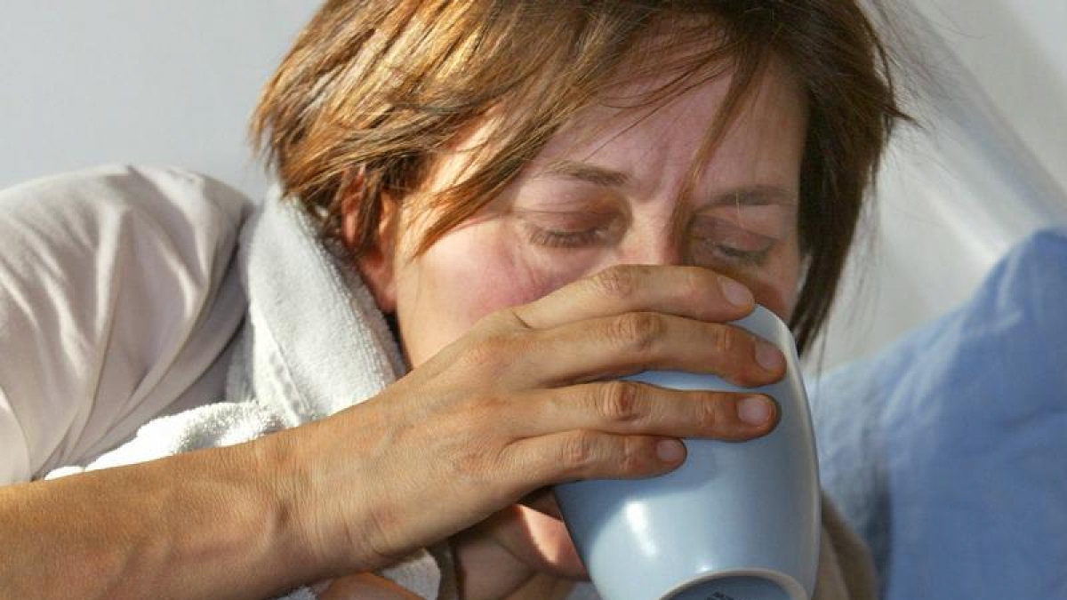Wer Fieber hat, muss sich nicht zwangsl&auml;ufig ins Bett legen - wichtig ist aber ausreichendes Trinken. Kreislaufbelastungen sollten Erkrankte jedoch vermeiden. (Foto)