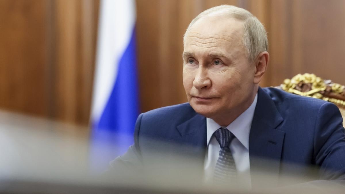 Wladimir Putin sucht offenbar nach L&ouml;sungen gegen ukrainische Drohnen-Angriffe. Aufnahmen im Netz zeigen ein kurioses Gef&auml;hrt. (Foto)