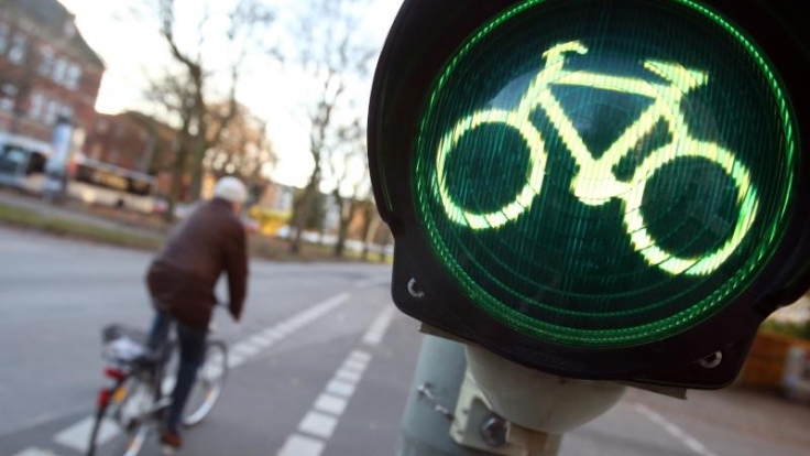 Freie Fahrt: Sind keine speziellen Radampeln vorhanden, gelten für Radler ab 2017 nicht die Fußgänger-, sondern die Fahrverkehrsampeln.
