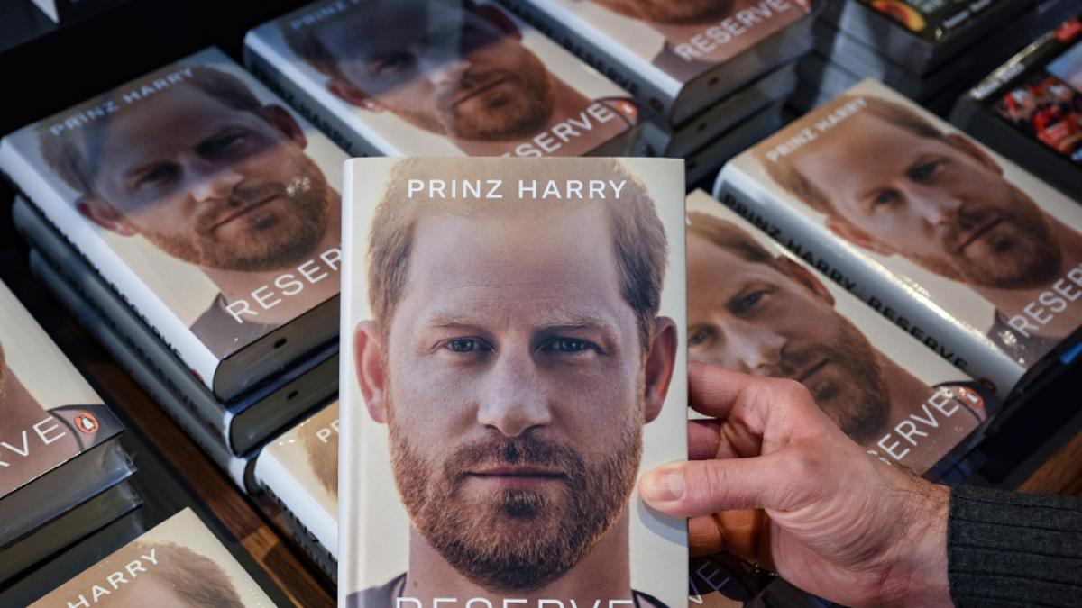 Prinz Harry sch&auml;mt sich f&uuml;r Ikea-Lampe und M&ouml;belgigant schie&szlig;t zur&uuml;ck.&nbsp; (Foto)