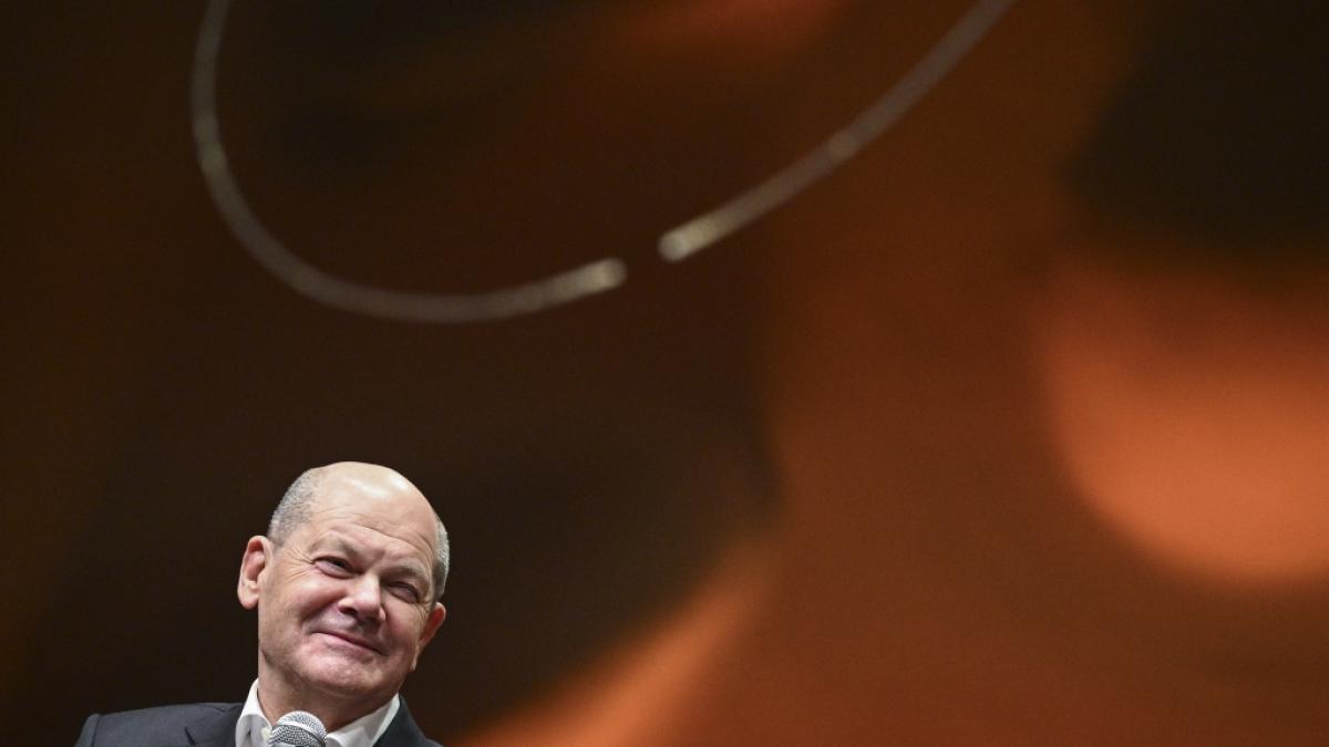 Olaf Scholz &auml;u&szlig;erte sich gegen&uuml;ber Autorin Juli Zeh zu seinen Krisen. (Foto)