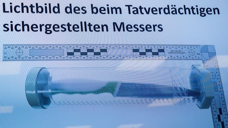 Das Bild der Tatwaffe - ein Messer - ist während einer Pressekonferenz zur Festnahme des mutmaßlichen Messerstechers von Nürnberg auf einem Bildschirm eingeblendet.