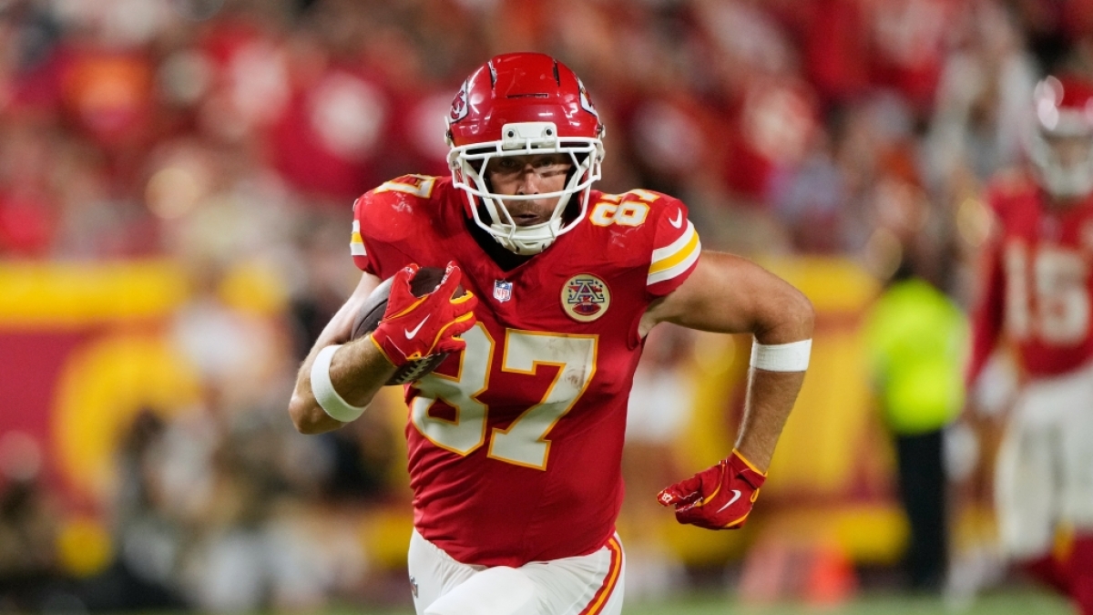 American Football, Männer: Profiliga NFL, Hauptrunde, Kansas City Chiefs - Denver Broncos. Travis Kelce, Tight End der Kansas City Chiefs, läuft nach einem Fang. (Foto)