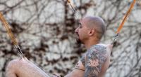 Ein Bodymodder ließ sich hier bei der Israel Tattoo Convention an mehreren Haken aufhängen.