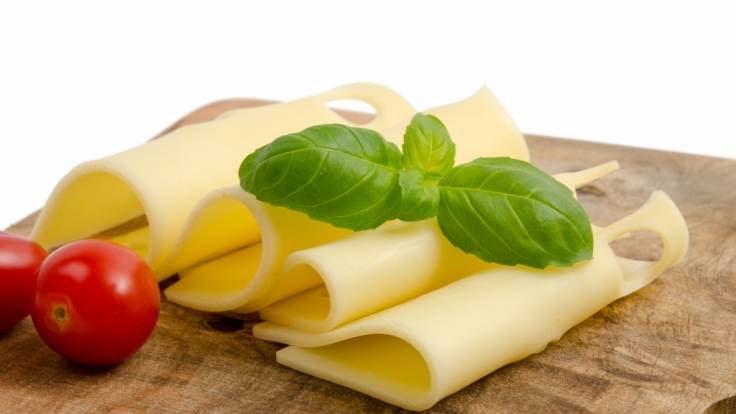 Das Molkereiunternehmen DMK Group ruft Scheibenkäse zurück.