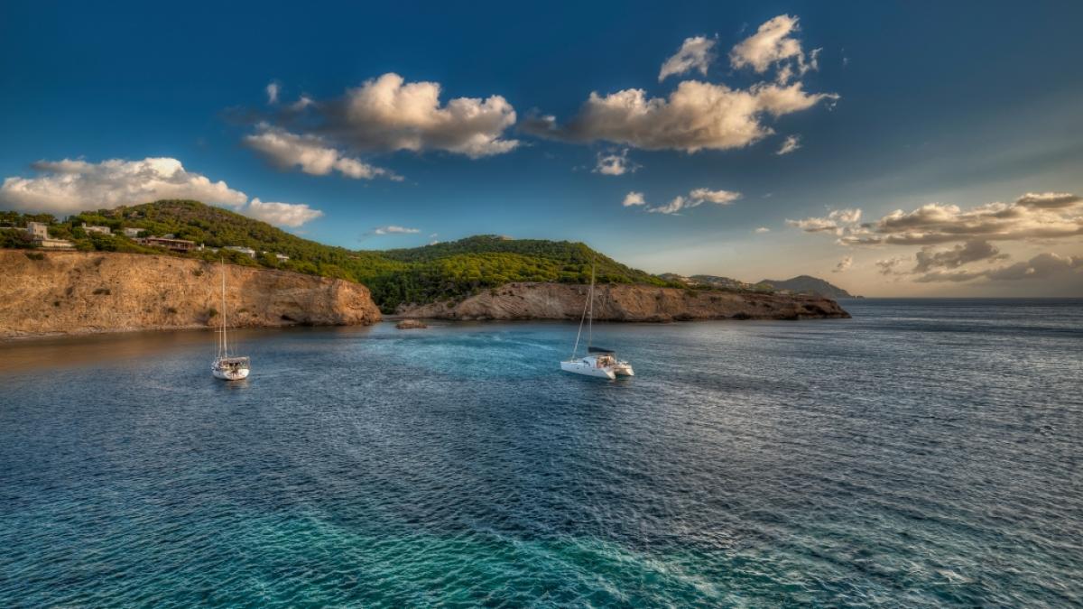 An den malerischen Klippen von Cap Martinet auf Ibiza fand ein britischer Tourist (24) auf tragische Weise den Tod (Symbolfoto). (Foto)