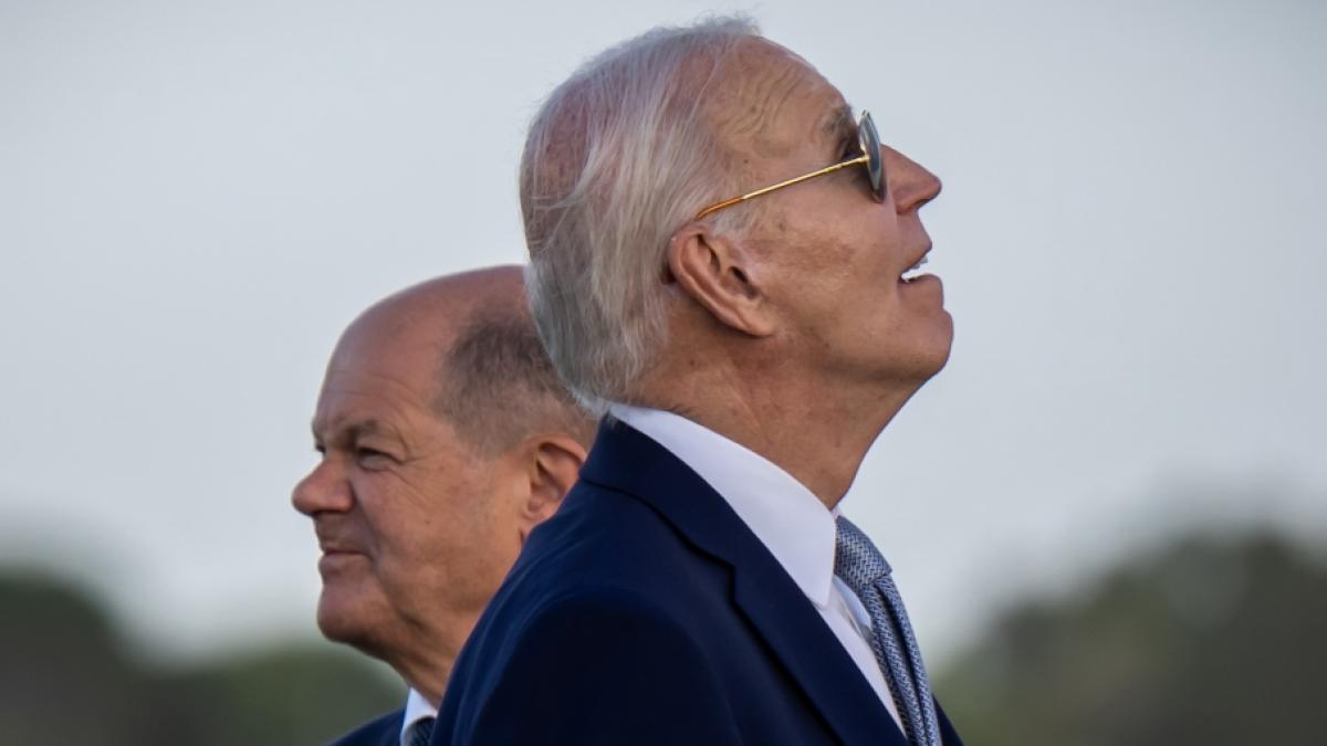 Joe Biden (rechts) macht immer wieder mit skurrilen Auftritten auf sich aufmerksam. (Foto)