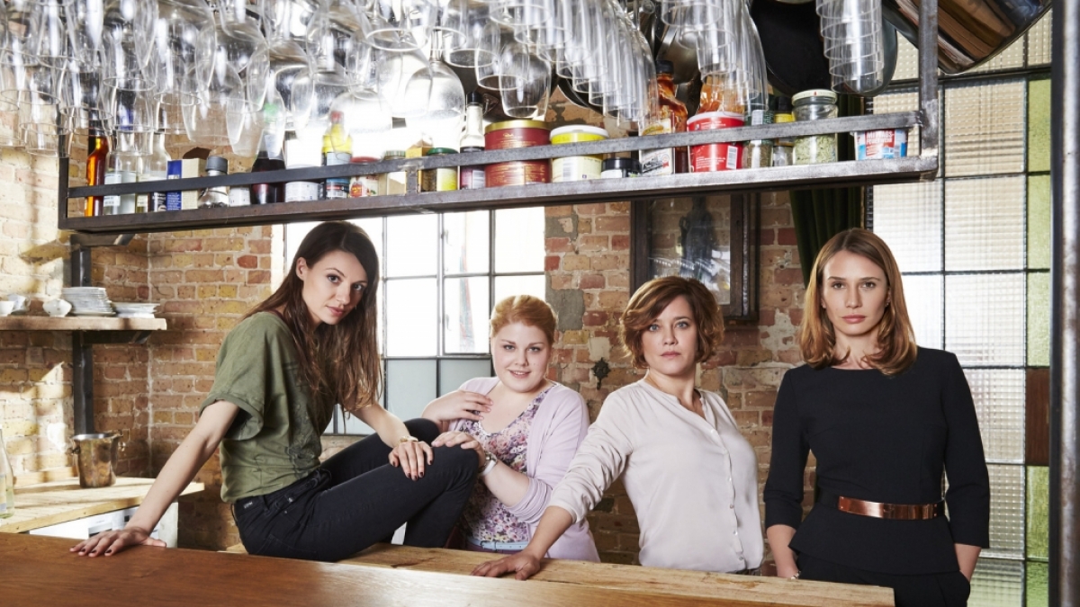 Der Alltag bringt Mandy (Christina Petersen), Frieda (Julia Hartmann), Fe (Nadeshda Brennicke) und Britta (Muriel Baumeister) immer wieder zusammen. (Foto)