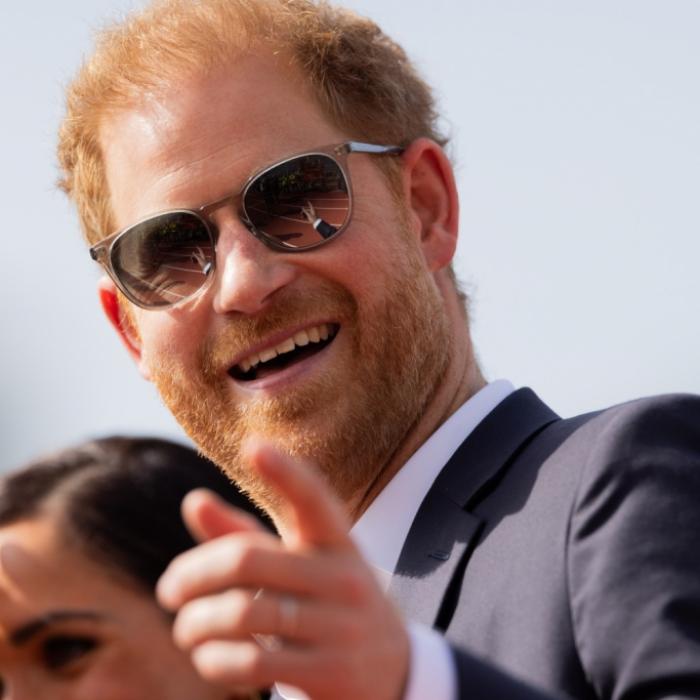 Kein Wort über Papa Charles! Königssohn reißt schon wieder Witze