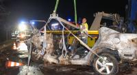 Bei einem Autounfall auf einer Landstraße bei Köthen (Sachsen-Anhalt) sind drei Menschen, darunter ein Kind, verbrannt. Ein Säugling wurde aus dem Wrack gerettet.