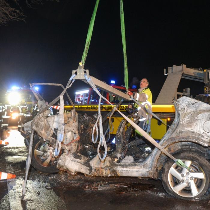 Baby aus Autowrack gerettet - 3 Menschen bei Feuer-Unfall verbrannt