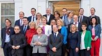 14 Bundesminister bilden zusammen mit Bundeskanzlerin Angela Merkel die Bundesregierung.