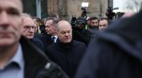 Bundeskanzler Olaf Scholz (Mitte) machte sich am Samstag ein Bild von der Lage in Magdeburg nach dem Anschlag auf dem Weihnachtsmarkt.