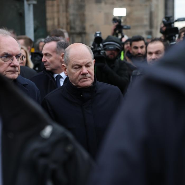 Wütende Menge tobt nach Magdeburg-Anschlag - Bundeskanzler beschimpft
