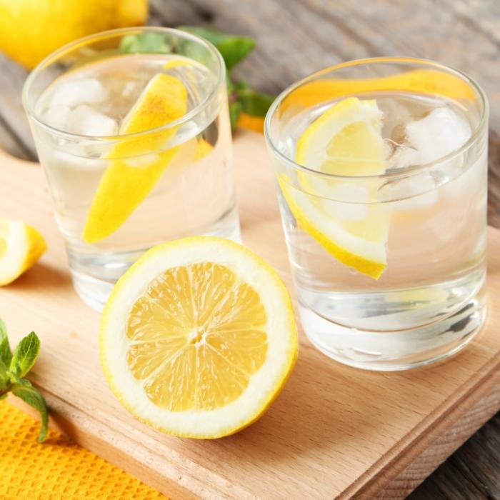 Zitronenwasser nach dem Aufstehen - was ist dran am Hype?