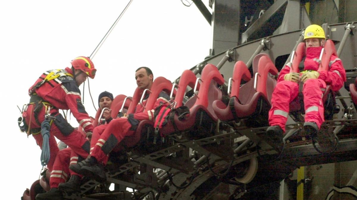In Deutschland werden hohe Anspr&uuml;che an die Sicherheit von Fahrgesch&auml;ften gestellt. Hier &uuml;bt die Feuerwehr in 60 Metern H&ouml;he die Rettung von Fahrg&auml;sten. (Foto)