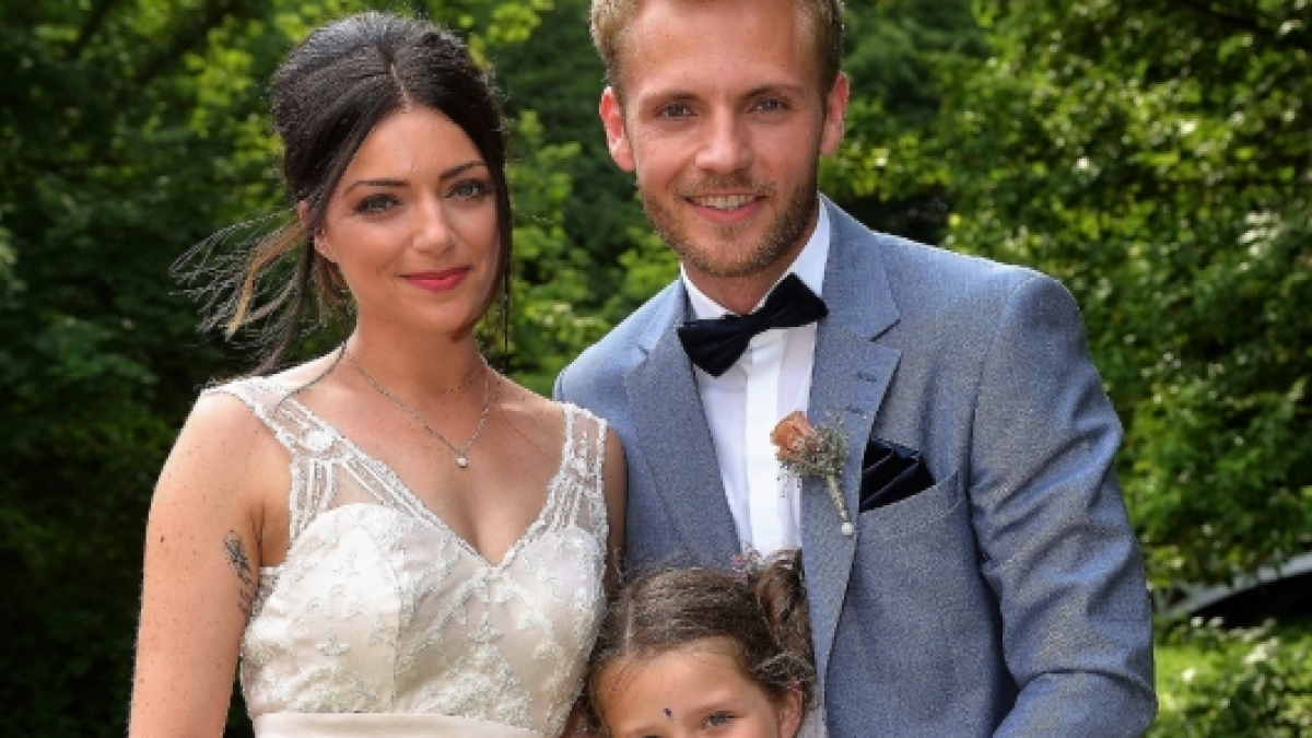 Emily (Anne Menden) und Paul (Niklas Osterloh) mit Kate. (Foto)