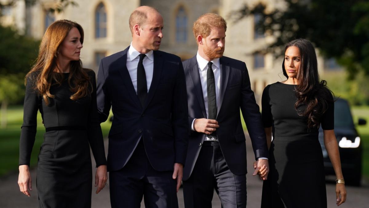 So innig vereint wird man Prinzessin Kate, Prinz William, Prinz Harry und Meghan Markle nie wieder sehen - es sei denn, so die Einsch&auml;tzung eines Palast-Insiders, Prinz Harry ist bereit, ein gro&szlig;es Opfer zu bringen... (Foto)