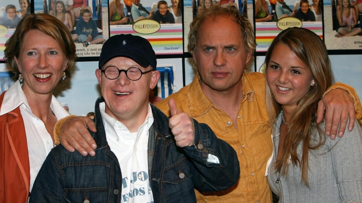 Mit Petra Zieser, Uwe Ochsenknecht und Nina Szeterlak stand Bobby Brederlow f&uuml;r den Film "Tollpension" vor der Kamera - nun ist der Schauspieler im Alter von 63 Jahren gestorben. (Foto)