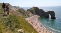 Die malerischen Kalksteinfelsen von Durdle Door an der Küste vor Lulworth in Devon sind ein beliebtes Ausflugsziel im Südwesten Englands.