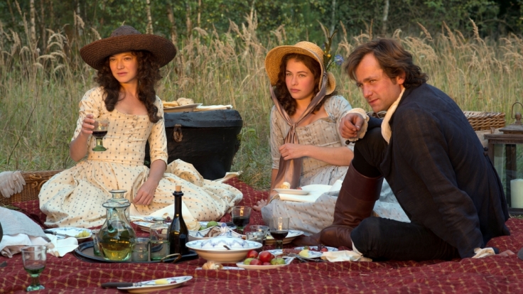 Sommerliche Idylle: Friedrich Schiller (Florian Stetter) mit den beiden Schwestern (Hannah Herzsprung, l und Henriette Confurius) bei einem Picknick vor der Ruine ihres Elternhauses.