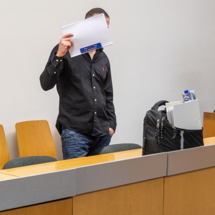Deutscher überträgt Folter seiner Freundin via Skype