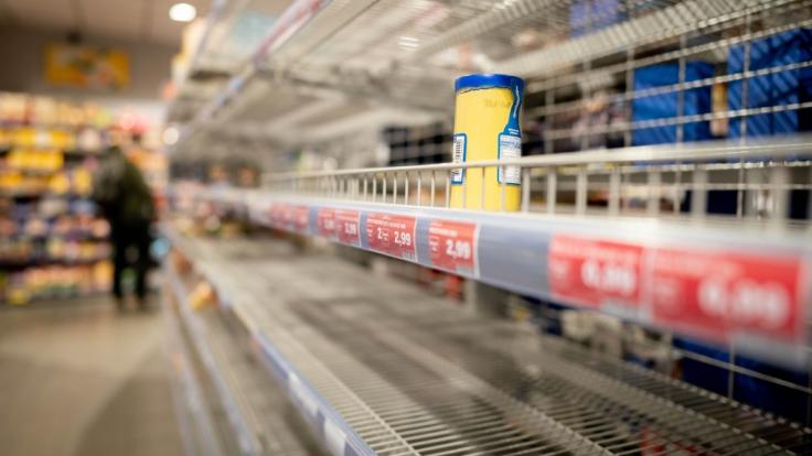 Eine Frau wird von fünf Supermarktregalen erschlagen und stirbt.