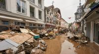 Nach der Flutkatastrophe liegen Häuser, Straßen und Brücken in Trümmern.