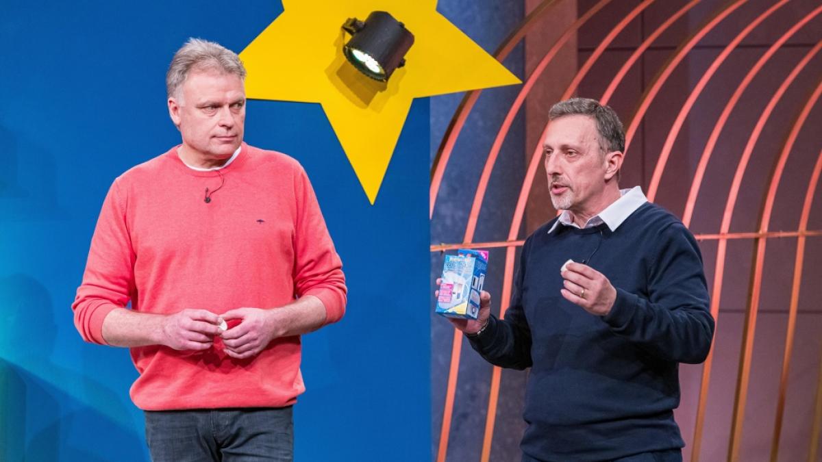 Michael Grundmann und Francesco La Pica pr&auml;sentieren in "Die H&ouml;hle der L&ouml;wen" den WC-Star. (Foto)