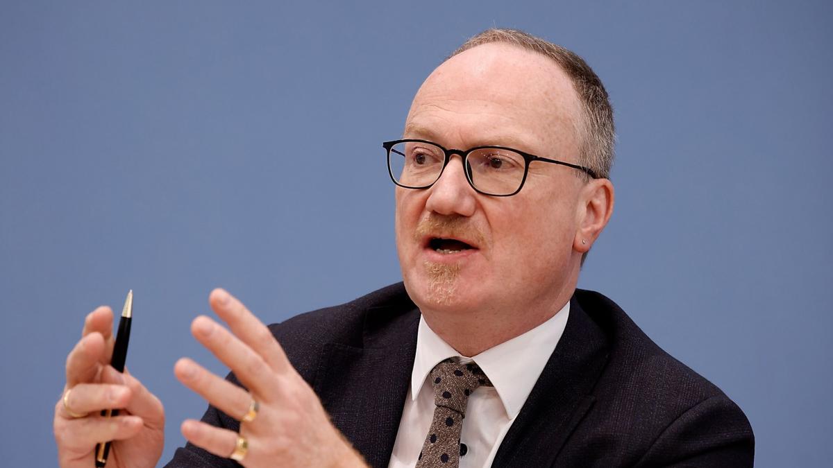 Wirtschaftswissenschaftler Lars P. Feld spricht bei der Pressekonferenz in der Bundespressekonferenz. (Foto)