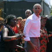 Barack Obama, ehemaliger Präsident der USA, seine Halbschwester Auma Obama (l) und ihre Großmutter Sarah Obama (2.v.r) gehen durch Kogelo, Kenia (2018).