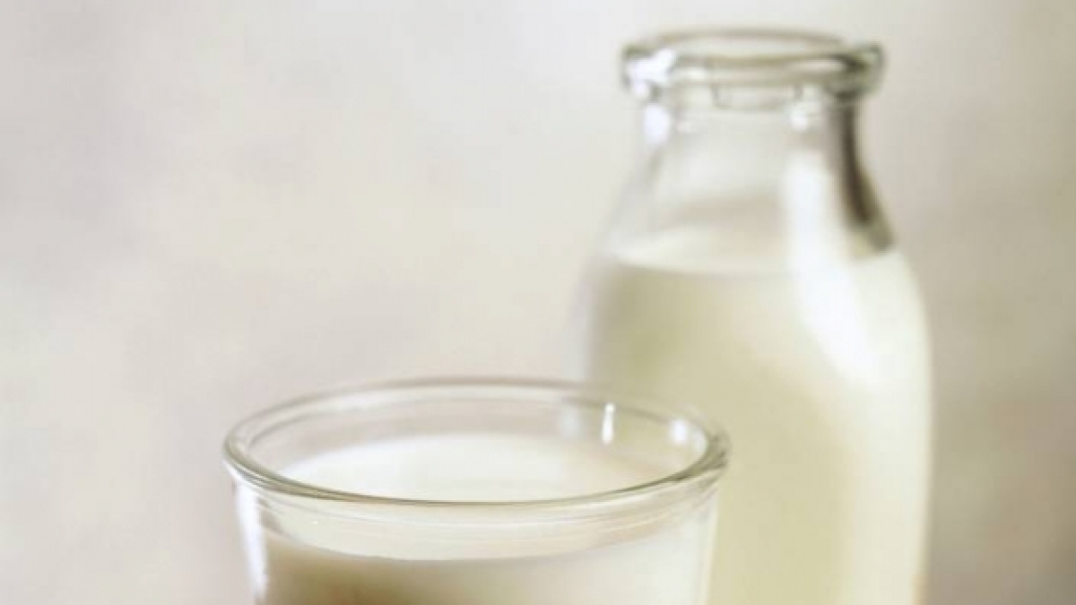 Das in der Milch vorhandene Kalzium regt die Fettverbrennung an und kann auf diese Weise zum Abnehmen beitragen. (Foto)