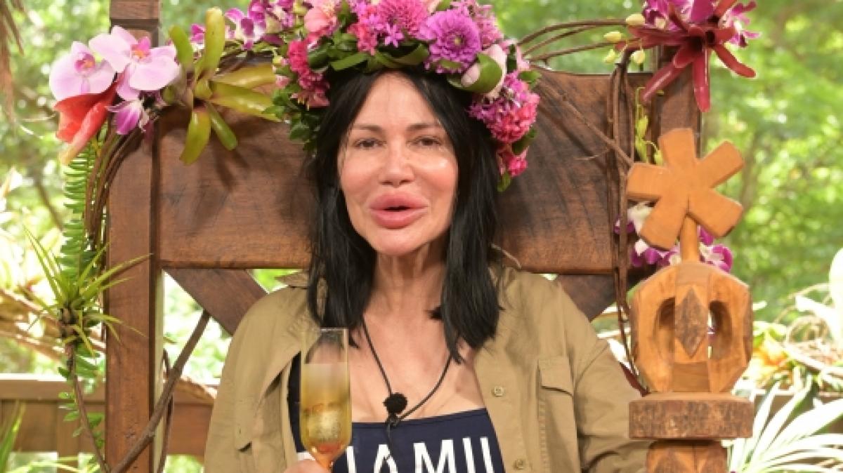 Die frisch gekr&ouml;nte Dschungelk&ouml;nigin Djamila Rowe wurde bei einem Live-Interview unangenehm &uuml;berrascht. (Foto)