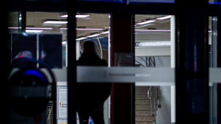 Ein Oberarzt soll zwei Männern in deren letzter Lebensphase todbringende Medikamente verabreicht haben.