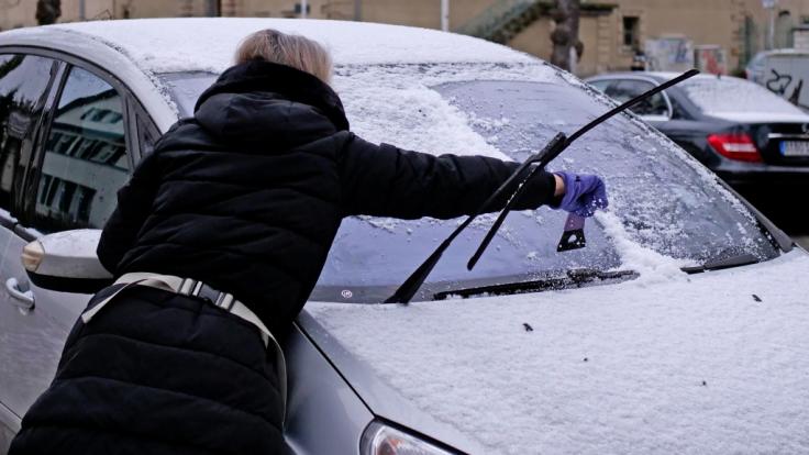 Selbst nach dem Eiskratzen bleibt oft lästiges Kondenswasser auf den Scheiben zurück - doch mit ein paar Kniffen lässt sich das verhindern.