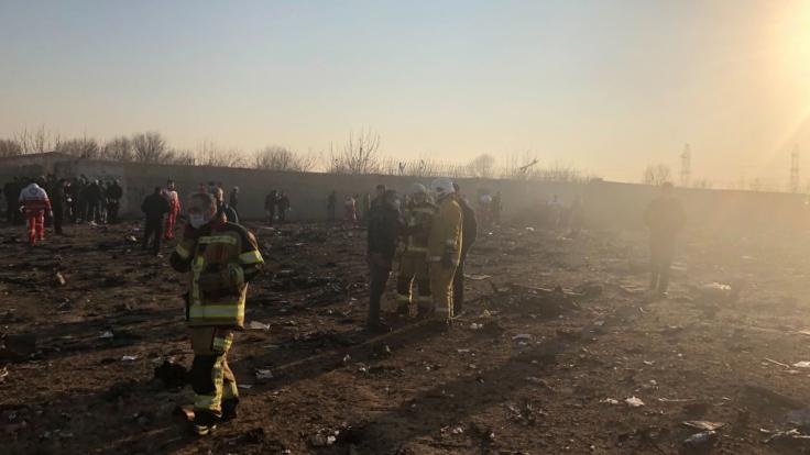 Rettungskräfte sind nach einem Flugzeugabsturzes am Rande von Teheran im Einsatz.