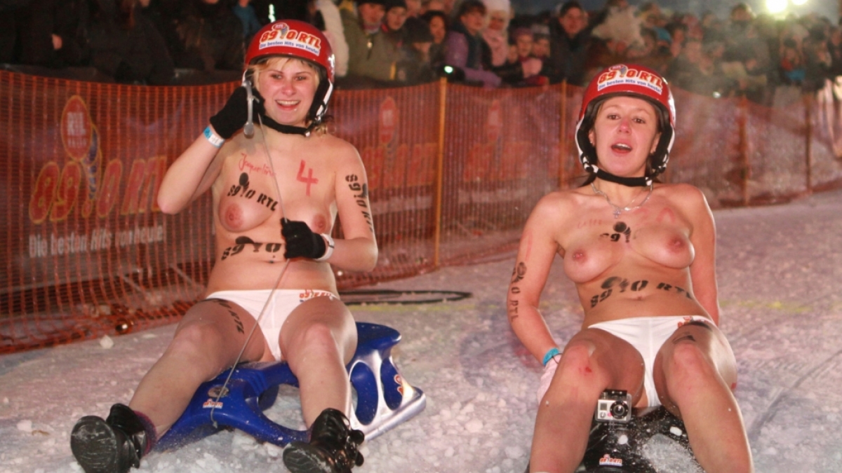 Zwei Teilnehmerinnen des Nacktrodelns in Braunlage im Jahr 2011. (Foto)