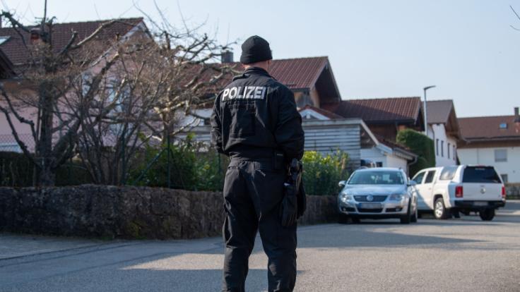In einem Haus in Vogtareuth wurden die Leichen von einer Mutter und ihren zwei Kindern gefunden.