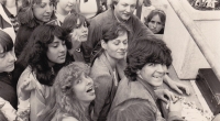 Als Teenager war er ein kleiner Star: Hier gibt Bernd Weidung nach einem Auftritt bei Tommis Teen Rock Show Autogramme. Und auch die Boulevardpresse war schon vor Ort.