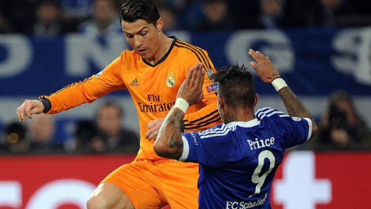 Übermächtiger Gegner: Reals Cristiano Ronaldo gegen Schalkes Kevin-Prince Boateng.