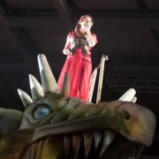 Andrea Berg mit ihrem Bühnenmaskottchen: Teile ihres Drachen sollen nun an ihre Fans verschenkt werden.