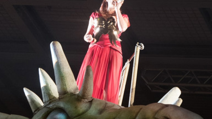 Andrea Berg mit ihrem Bühnenmaskottchen: Teile ihres Drachen sollen nun an ihre Fans verschenkt werden.