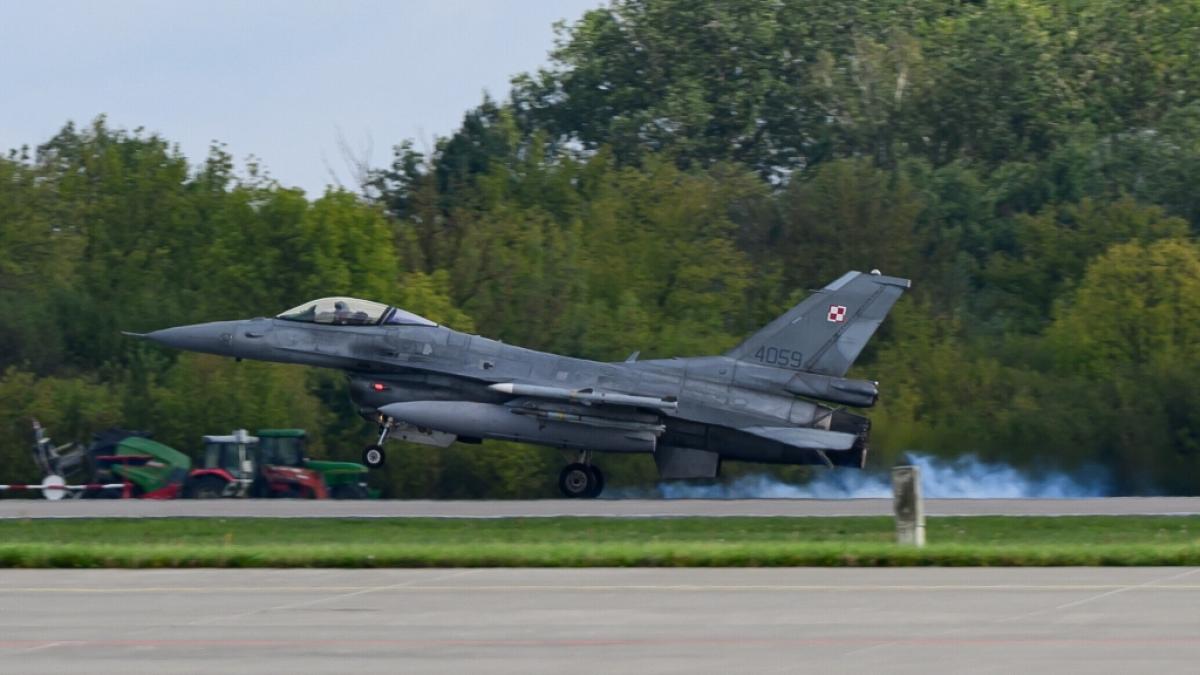 Nach einem weiteren russischen Angriff auf die Ukraine lie&szlig; Polen Kampfjets in die Luft steigen. Dieses Foto zeigt einen&nbsp;F-16-Kampfjet der polnischen Luftwaffe auf dem 31. taktischen Luftwaffenst&uuml;tzpunkt im September 2025. (Foto)