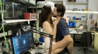 Um sich an ihrem Mann zu rächen, macht sich Chiara (Suzan Anbeh, l.) an Felix (Tom Beck, r.) ran. Doch ihr Schäferstündchen hat für beide Beteiligten gefährliche Folgen...