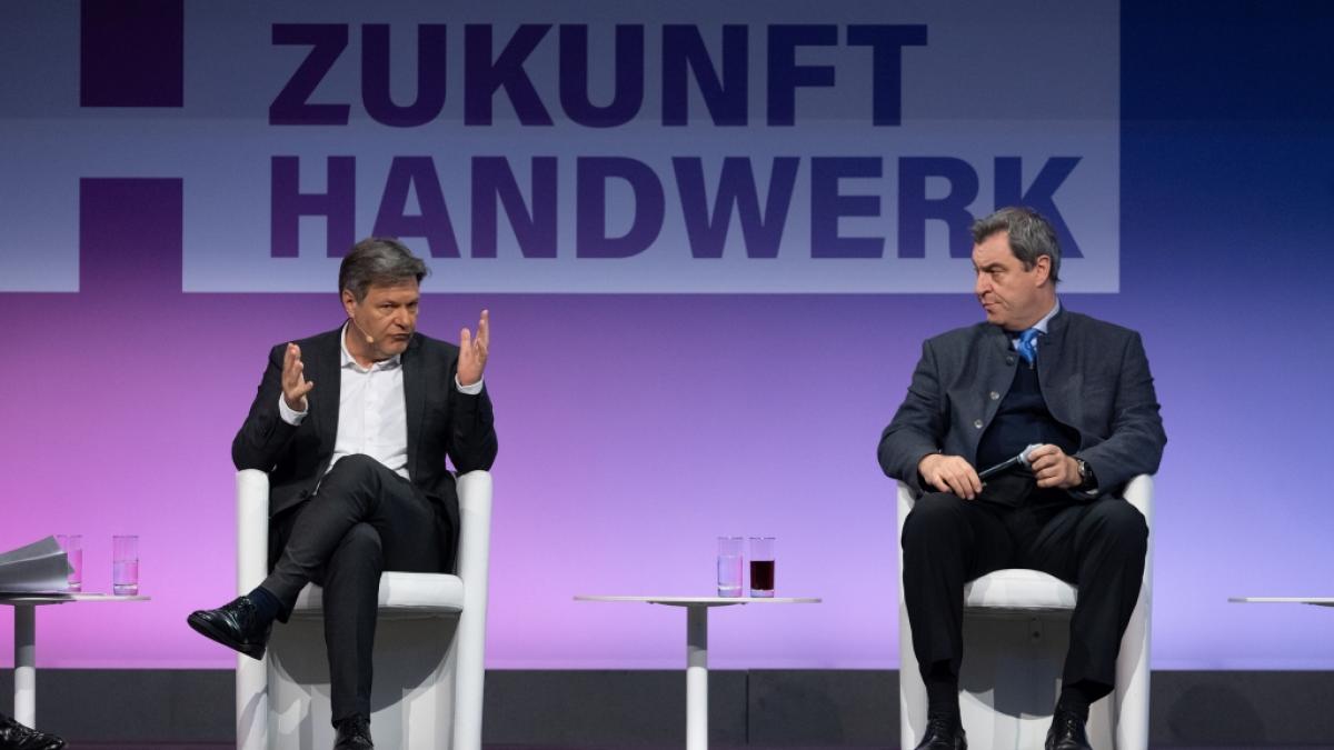 Robert Habeck zerlegt Markus S&ouml;der bei einer Podiumsdiskussion. (Foto)