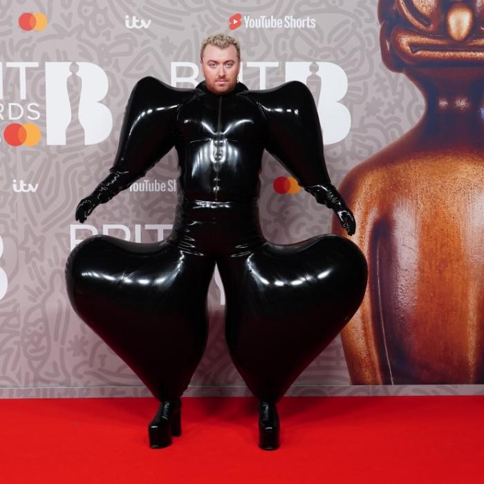 Was ist denn das? Sänger schockt Fans im bizarren Latex-Anzug