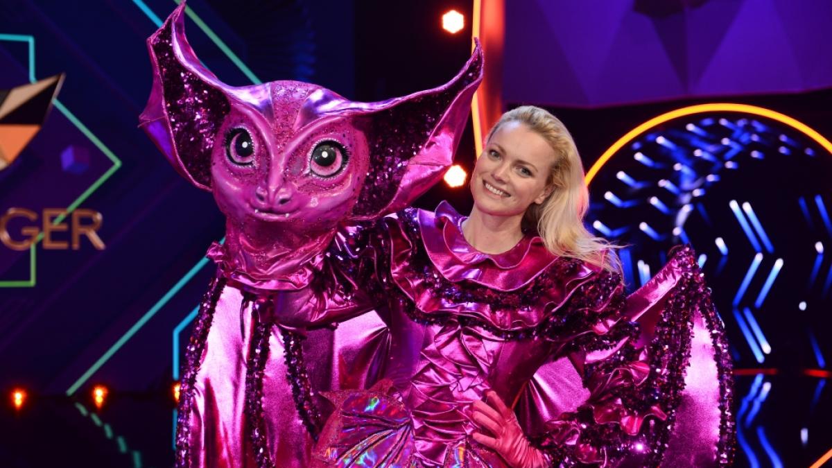 Franziska Knuppe, Model, steht als enttarnte Figur "Die Fledermaus" in der Prosieben-Show "The Masked Singer" auf der B&uuml;hne. (Foto)