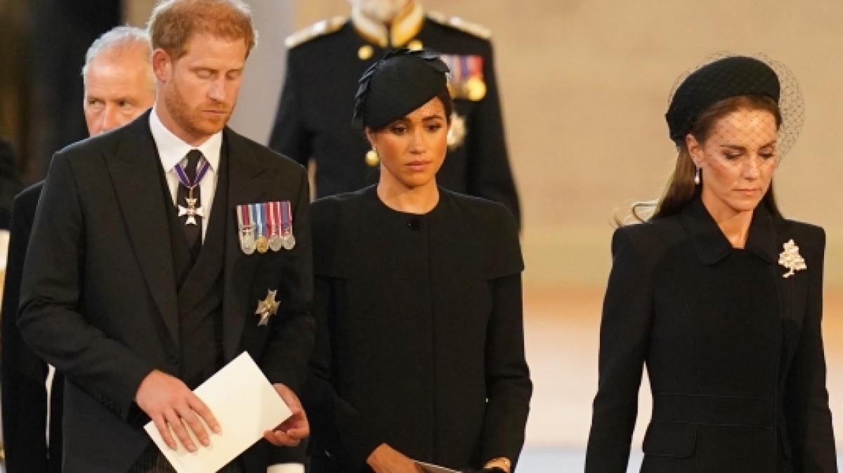 Prinz Harry und Meghan Markle verbrachten zuletzt verschwindend wenig Zeit mit der royalen Verwandtschaft - dennoch drohen nun neue Enth&uuml;llungen. (Foto)