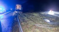 Ein beschädigtes Fahrzeug steht am Straßenrand. Ohne Kontrolle und in kritischem Gesundheitszustand hat ein Lkw-Fahrer auf der A3 in seinem Fahrzeug eine Strecke von über 30 Kilometern zurückgelegt.
